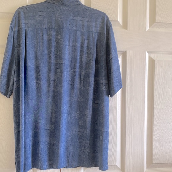 Croft & Barrow Mens Short Sleeves Shirt in Light Blue with slight Tropical Print - Picture 2 of 9